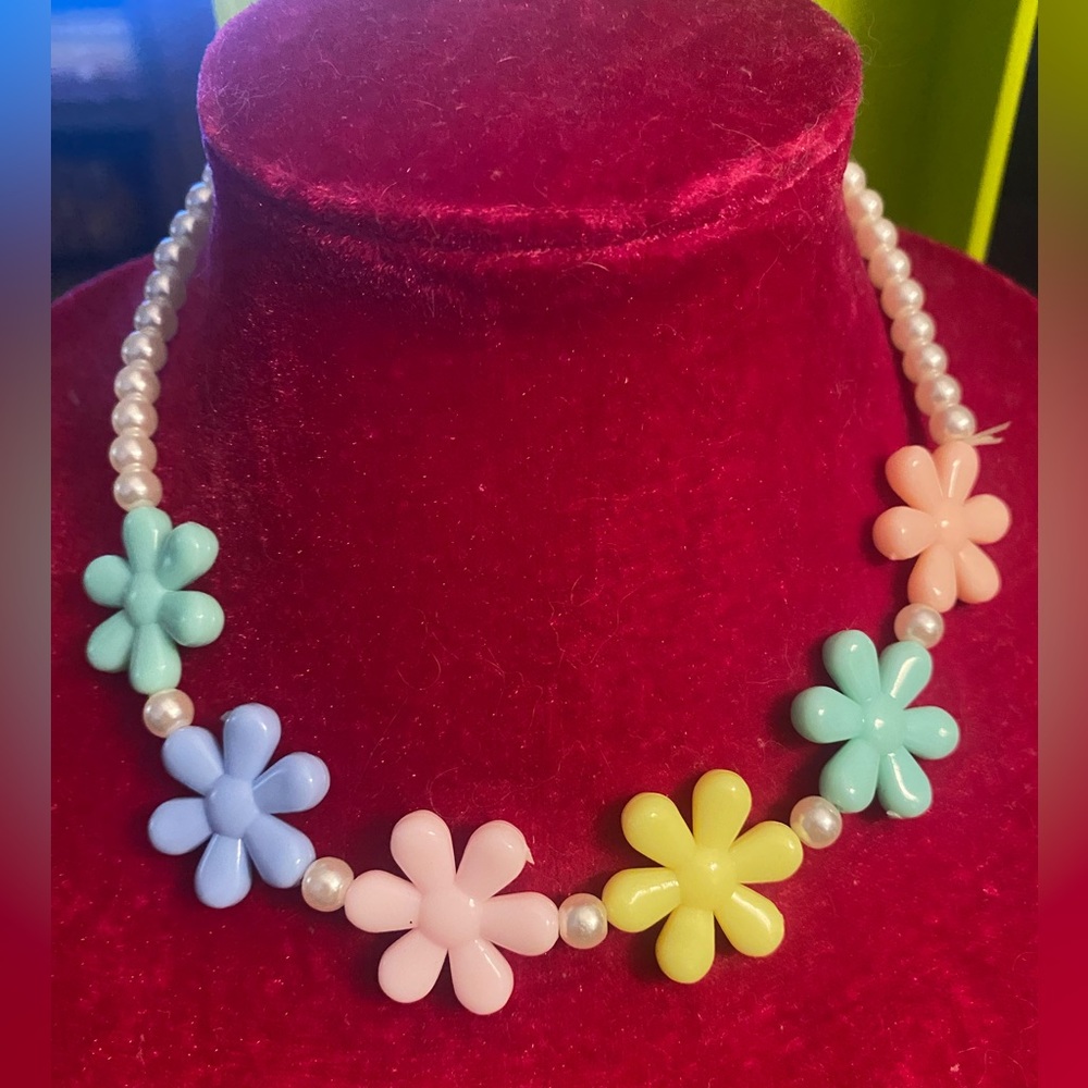 *💞*🌸* faux Pearl and Flower Necklace